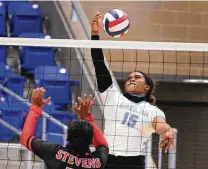  ?? Kin Man Hui / Staff photograph­er ?? Harlan’s Mackenzie Vernon (15) taps a shot away from Stevens’ Kayanna Daniels on Tuesday at Northside Sports Gym.