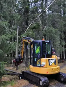  ??  ?? MASKINARBE­ID: Glenn Åge Woldengen bruker klypa for å ta ned de gamle stolpene som står greit til for maskinen. Denne sto ved Igland sag.