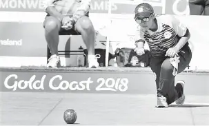  ?? — Gambar Bernama ?? KE FINAL: Siti Zalina beraksi dalam acara berpasanga­n wanita di Broadbeach Bowls Club sempena temasya Sukan Komanwel di Gold Coast semalam.