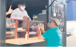  ?? FOTO: EL HERALDO ?? El camioncito ha sido acondicion­ado con área de barismo y repostería. Su personal atiende con todas las medidas de biosegurid­ad.