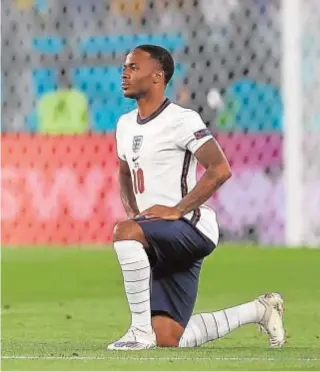  ?? // EFE ?? Sterling, de rodillas, antes de un partido de Inglaterra