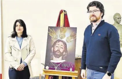  ?? R.M. ?? La concejala de Festejos, Tamara Rodríguez, y el autor del cartel de la Semana Santa, Diego Alcántara.
