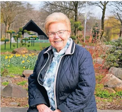  ?? FOTO: JÜRGEN MOLL ?? Rosemarie Finger wird am 20. April 82 Jahre alt. Sie geht unter anderem gerne im Stadtpark spazieren, der aber im Moment wegen der Pandemie gesperrt ist.