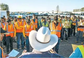  ?? NICK COTE/THE WASHINGTON POST ?? Landscaper Jesus “Chuy” Medrano gives a safety orientatio­n to new workers, many just arrived from Mexico.