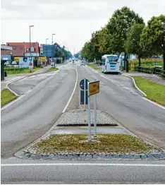  ??  ?? Ein seltener Anblick vom Kreisverke­hr aus in Richtung Münchener Straße: Kissing ohne Verkehr. Das ist der Wunschtrau­m vieler lärmgeplag­ter Bürger.