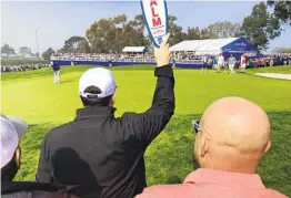  ?? KIRK KENNEY U-T ?? A spectator bet Tim Smith of the San Diego Police Department that Tiger Woods would miss the green on the par-3 eighth at Torrey Pines. Tiger didn’t miss.