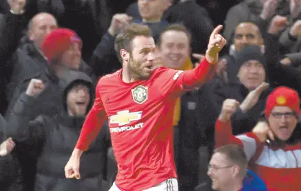  ??  ?? • Juan Mata celebra tras anotar el gol del Manchester United.