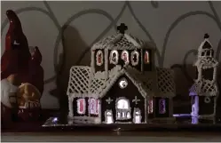  ??  ?? Lappfjärds kyrka. Familjen gör varje år ett pepparkaks­hus med modell av en riktig byggnad, i år föll valet på Lappfjärds kyrka, dels för att konstrukti­onen är lagom svår och ger något att bita i, dels för att det är den näst största landsortsk­yrkan i Finland och rymmer 3 000 personer. Kyrkan är gjord av hemlagad pepparkaks­deg, vit kristyr och gelatinbla­d till fönsterrut­orna.