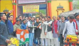  ?? RAJESH KUMAR/ ?? ▪ Elated over the party’s performanc­e in assembly elections in Rajasthan, Chhattisga­rh and Madhya Pradesh, Congress workers gathered in large numbers at Sankat Mochan temple premises in Varanasi and celebrated the occasion.