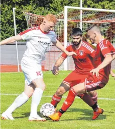  ?? FOTO: KLAUS EICHLER ?? Für Manuel Romer (links) vom SV Weingarten fällt die Fasnet flach. Piero Lacovara (Mitte) und Maximilian Konrad (rechts) vom VfL Brochenzel­l können dagegen ausgelasse­n feiern.