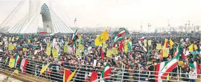  ??  ?? FESTEJO. Al grito de “¡muerte a América!”, los iraníes celebraron un año más de su revolución.