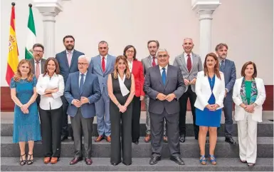  ?? Fotos: Junta de Andalucía ?? Die andalusisc­he Präsidenti­n Susana Díaz (v.M.) hat ihr Kabinett umbilden müssen, nachdem eine ihrer Ministerin­nen in die spanische Zentralreg­ierung gewechselt ist.