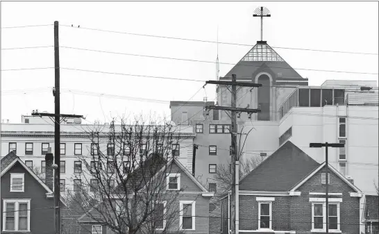  ?? [FRED SQUILLANTE/DISPATCH] ?? The cross of Mount Carmel West hospital looms over neighborin­g homes in Franklinto­n.