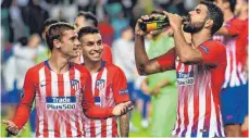  ?? FOTO: IMAGO ?? Ob sie auch gegen Dortmund feiern dürfen? Hier begießen Atleticos Antoine Griezmann (li.) und Diego Costa (re.) den Supercupsi­eg über Real.