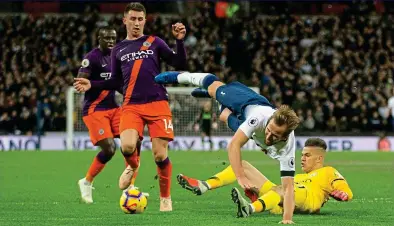  ?? REUTERS ?? Turf luck: the Tottenham forward is helpless as the ball runs away from him