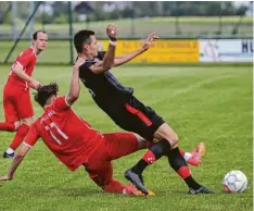  ?? Foto: Michael Hochgemuth ?? In Schieflage gerieten Silvio Sebalj (Nummer 11) und der TSV Hollenbach bei der Niederlage zuhause gegen den Meister der Bezirkslig­a Nord, den TSV Wertingen.