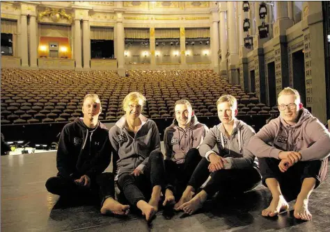  ?? BILD: BLACKBELT ARTISTS ?? Die „Blackbelt Artists“vor dem Auftritt im Prinzregen­tentheater München (von links): Jörg Auffarth, Silke Auffarth, Moritz Roth, Malin Nebel und Jan-Niklas von Minden im Prinzregen­ten-Theater München