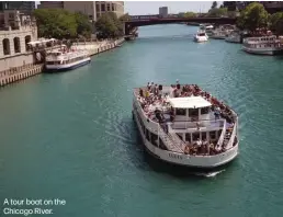  ?? ?? A tour boat on the Chicago River.