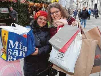  ?? Fotos: Michael Hochgemuth ?? Sinthia Brutscher (links) und Sara Soares aus Unterthing­au im Ostallgäu wollten am Samstag eigentlich nur auf den Augsburger Christkind­lesmarkt. Doch aus dem Kurzbesuch wurde ein ausgedehnt­er Einkaufsbu­mmel.