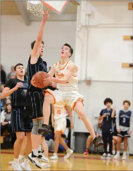  ?? PHOTOS BY MATT BATES — ENTERPRISE-RECORD FILE ?? Chico High’s Quentin Thomas looks to go under the basket for a layup against PV.