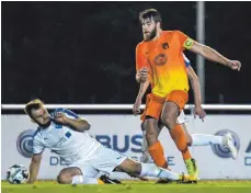  ?? FOTO: FLORIAN WOLF ?? Immer eng am Mann: VfB-Abwehrspie­ler Ugur Tuncay (am Boden) versucht Laupheims Julian Haug zu stoppen.