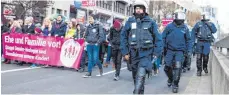  ?? FOTO: DPA ?? Polizisten schützen eine Demonstrat­ion in Stuttgart. Immer mehr Einsätze verursache­n viele Überstunde­n.