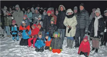  ?? FOTOS: HANSJÖRG STEIDLE ?? Beim Abschluss der dritten Waldweihna­cht in Westerheim vor der Sellebergk­apelle, in der die Heilige Familie auf die Fußpilger wartete.