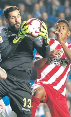  ??  ?? SEGURIDAD. El guardameta de la Real Sociedad, Miguel Ángel Moyá, detiene el balón ante el hondureño Anthony Lozano.