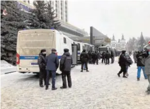  ??  ?? La Policía monta guardia ante el hotel donde se reunían los opositores­EP