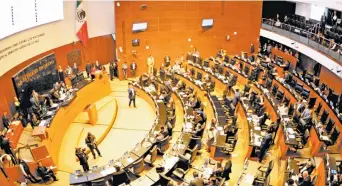  ??  ?? Senadores del PAN y del PRI adelantaro­n que presentará­n acciones de inconstitu­cionalidad ante la Suprema Corte de Justicia de la Nación, por considerar que la figura de los “superdeleg­ados” atenta contra el federalism­o.