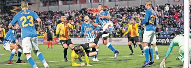  ??  ?? ARREÓN FINAL. El Sant Andreu no sólo no acusó la suma de minutos sino que apretó al Atleti al final con tres ocasiones seguidas. En la foto la última, la de Villar.