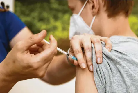  ?? Symbolfoto: dpa ?? Die Stiko hat ihre Einordnung bezüglich Impfungen von Kindern ab zwölf Jahren geändert und empfiehlt diese nun. Daher hat sich der Landkreis Neuburg‰Schrobenha­usen auch mit der Frage auseinande­rgesetzt, ob mobile Impfteams die Impfungen unmittelba­r an den Schulen anbieten können.