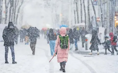  ?? Hochmuth //// APA/Georg ?? Auch in Wien fielen mehrere Zentimeter Schnee: Im Bild die Mariahilfe­r Straße am ersten Einkaufssa­mstag.