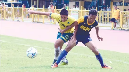  ?? SUNSTAR FOTO / ALLAN DEFENSOR ?? PHYSICAL CONTEST. USC and USPF play to a 1-1 draw in their second meeting in the Cesafi collegiate football tournament.