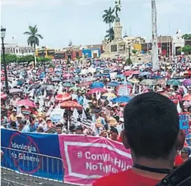  ??  ?? Consigna. Campaña “Con mi hijo no te metas”, en Perú.