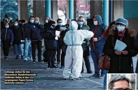  ??  ?? Schlange stehen für den Massentest: Hunderttau­sende Südtiroler ließen in den vergangene­n Tagen CoronaAbst­riche nehmen.