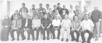  ??  ?? NIZAM bergambar kenangan dengan rombongan Majlis Guru Besar Kota Tinggi, Johor.