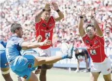  ??  ?? TOKYO: Japan’s Sunwolves Timothy Lafaele, center, and Kenki Fukuoka, right, charge in the last half of their match against Auckland Blues in Tokyo yesterday.—AP