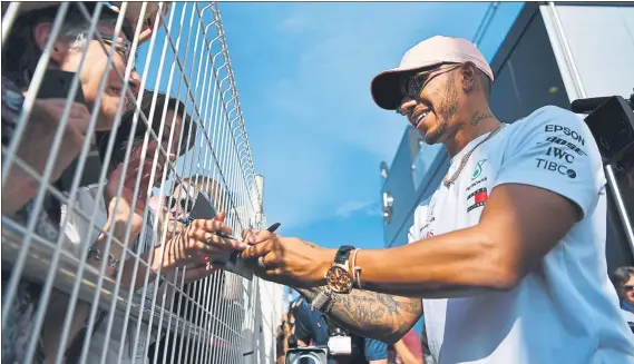  ?? FOTO: GETTY ?? Lewis Hamilton, líder del Mundial de Fórmula 1 con 95 puntos, firmando autógrafos el día previo al inicio del Gran Premio de Mónaco