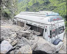  ?? HT PHOTO ?? A vehicle buried under debris after heavy rain at Nirmand Bagipul road in Kullu on Monday.