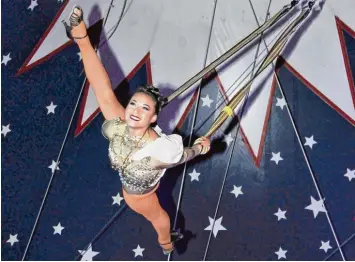  ?? Fotos: Roland Furthmair ?? Strapaten Akrobatin Yadira Dayana aus Lateinamer­ika erfüllt in ihrer Show im Weihnachts­circus den ewigen Traum der Mensch heit vom Fliegen. ULM