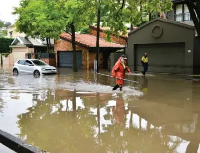  ?? Peter Parks/afp ?? Zware regenbuien zetten de omgeving van Sydney onder water in 2015. Sindsdien is dat soort noodweer alleen maar toegenomen.