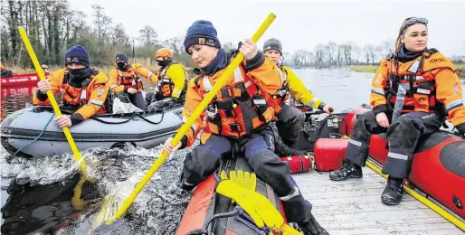  ?? PHOTO: GERRY MOONE ?? Missing: Declan Reid (far left); the Civil Defence unit searches the riverbank.
Search: Pamela Hyland leads members of the Kildare Civil Defence boat unit search for Declan Reid in the River Barrow.