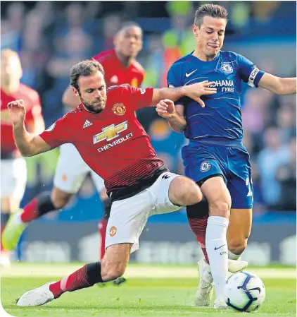  ??  ?? Juan Mata of Manchester United challenges Chelsea midfielder Cesar Azpilicuet­a