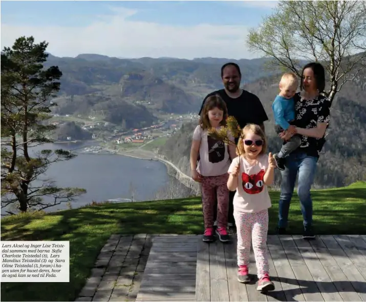  ??  ?? Lars Aksel og Inger Lise Teistedal sammen med barna Sofie Charlotte Teistedal (8), Lars Mandius Teistedal (3) og Sara Oline Teistedal (5, foran) i hagen uten for huset deres, hvor de også kan se ned til Feda.