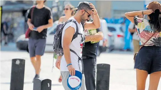  ?? EMMANUEL FERNÁNDEZ ?? Agobio. La humedad alta hace que el calor se sienta uno o dos grados más. Se debe al ingreso de vientos cálidos desde el mar.