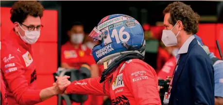  ?? GETTY ?? Mattia Binotto, 51 anni, si compliment­a con Charles Leclerc dopo la pole nel GP di casa. Alle loro spalle il presidente della Ferrari John Elkann