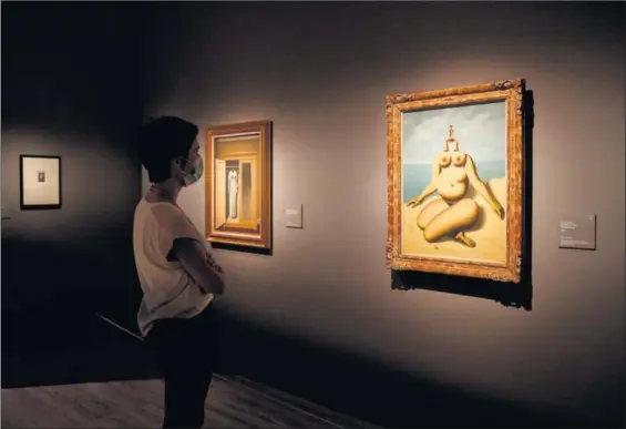  ?? / CLAUDIO ÁLVAREZ ?? Una visitante contempla
La race blanche (1937), de René Magritte, en el museo Thyssen.