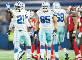  ??  ?? Ezekiel Elliott , de los Cowboys, celebra un touchdown ante Tampa Bay en el partido del domingo en el que Dallas salió airoso.