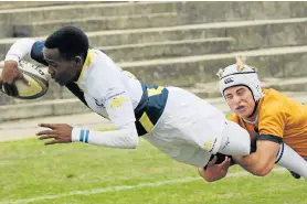  ?? Picture: FREDLIN ADRIAAN ?? TOUCHDOWN: Woodridge’s Jonas Andrews is too late to stop Westering fullback Sakhi Mbewu from diving over for a try in their schools rugby match at Westering on Saturday. Woodridge won 46-15